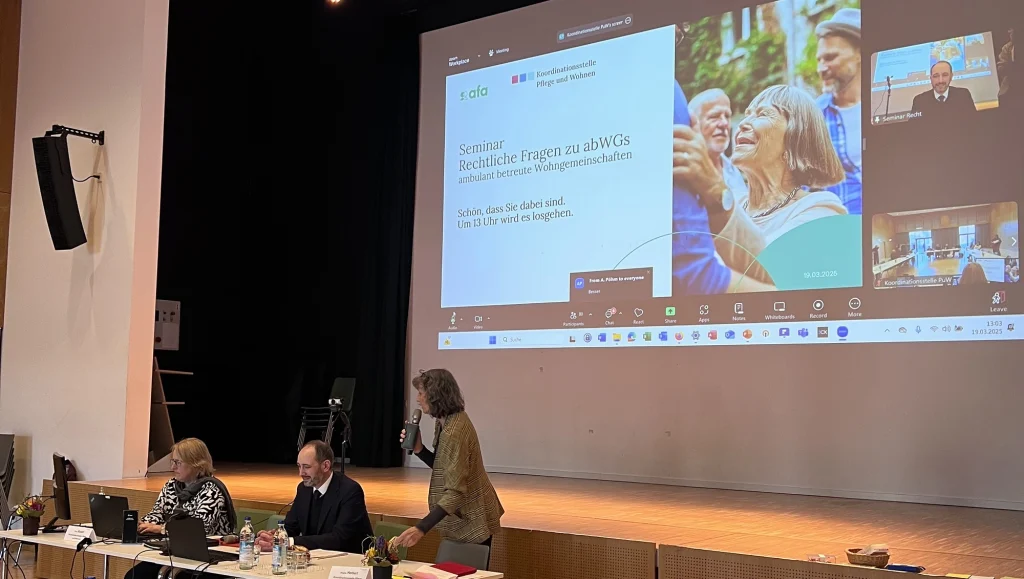 Seminar Rechtliche Fragen zu abWGs 2025. Zu sehen sind Hr. Dr. Preisner (Referent), und Frau Rudolf und Frau Herkert, von der Koordinationsstelle Pflege und Wohnen